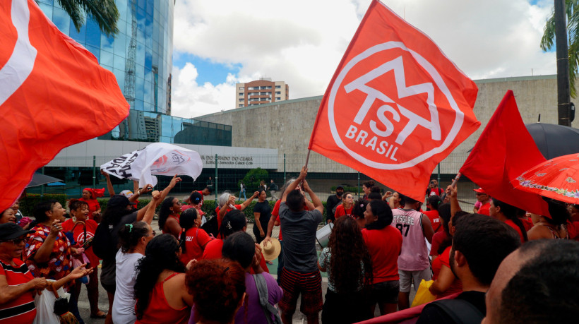 FORTALEZA, CEARÁ, BRASIL, 25-02-2025: MTST e Cozinhas Solidárias protestam por redução no preço dos alimentos e propõem feiras populares e bancos de alimentos em concentração na Alece. (Foto: Samuel Setubal/ O Povo)