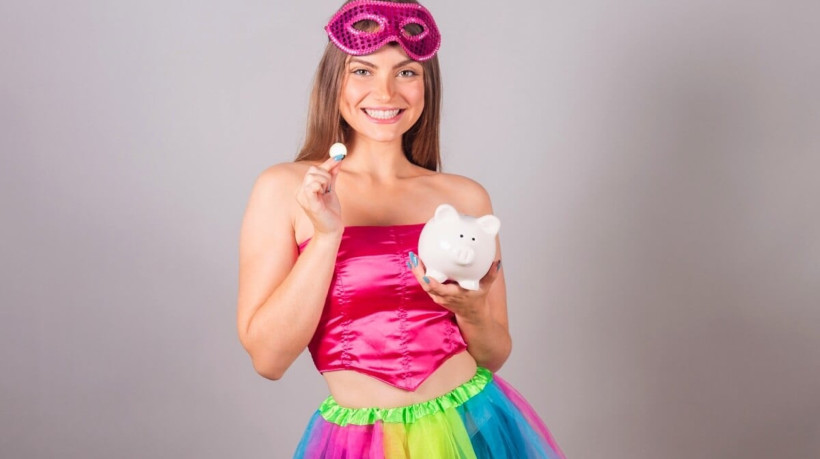 Estratégias simples permitem que os foliões curtam o Carnaval sem comprometer o orçamento (Imagem: Pedro Ignacio | Shutterstock) 