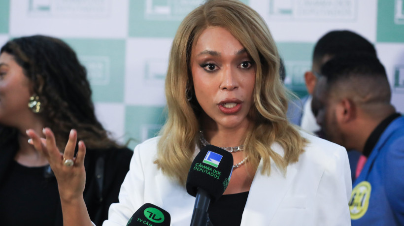 Erika Hilton contou que os conheceu pelo trabalho com maquiagem e que foram contratados por serem "amigos" dela