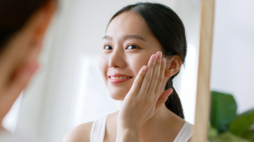 A pele do rosto precisa de atenção especial durante o verão (Imagem: Nattakorn_Maneerat | Shutterstock)