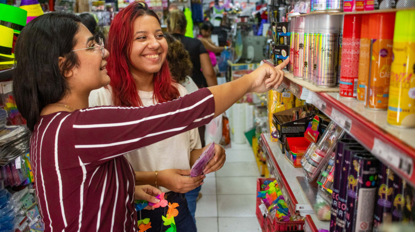 Foliões vão ao Centro de Fortaleza garantir artigos carnavalescos 