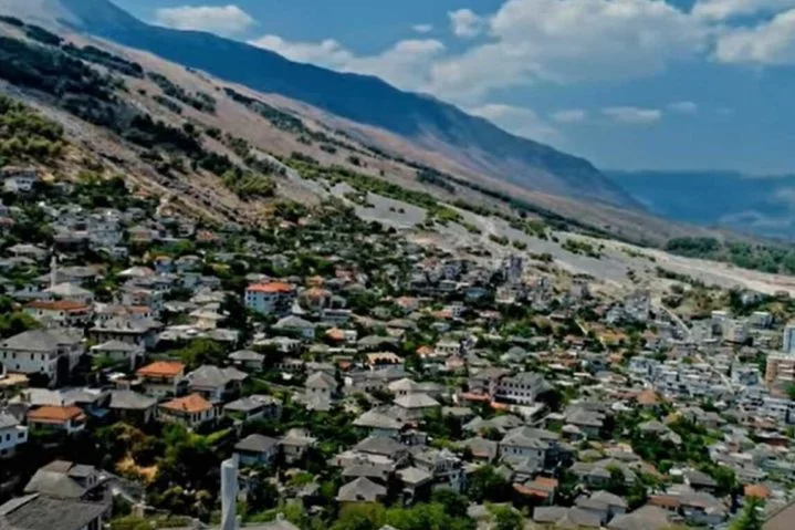 Na Segunda Guerra Mundial, a Albânia, ocupada pela Itália, foi usada como base para a invasão da Grécia em 1940, resultando na Guerra Greco-Italiana.