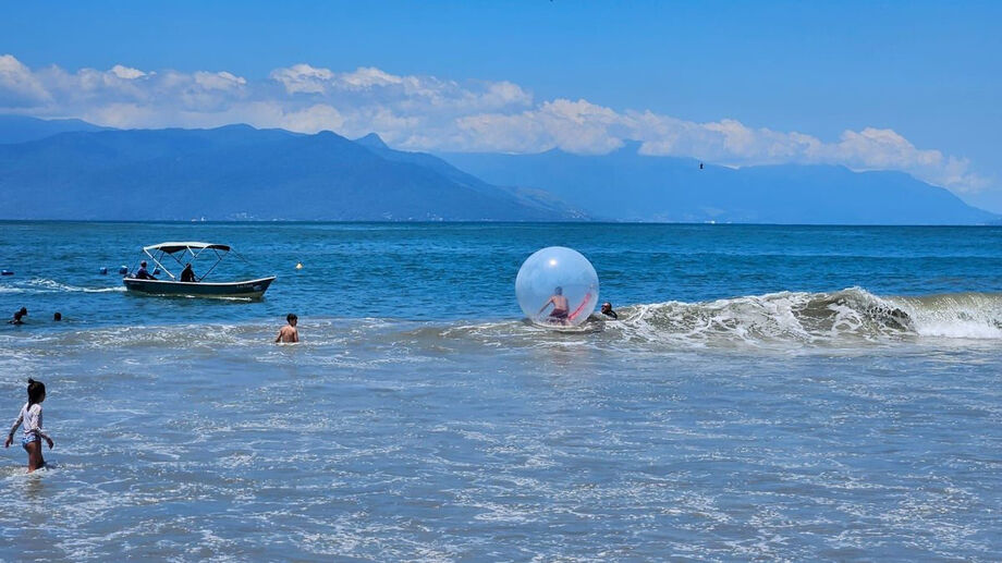 Uma empresa de Caraguatatuba, no Litoral Norte de São Paulo, encerrou o serviço de aluguel de bolhas infláveis após ser intimada pela Secretaria de Urbanismo da cidade. A medida ocorreu após fiscais da prefeitura flagrarem uma criança dentro de um equipamento do tipo no mar da Praia da Cocanha. 

