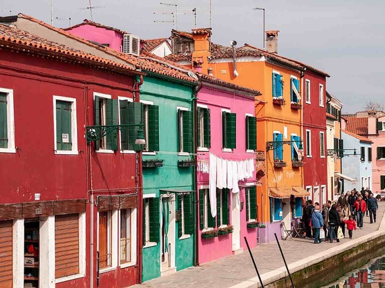 Burano (século VI): Uma ilha conhecida por suas casas coloridas e pela produção de rendas delicadas. Uma encantadora vila de pescadores com ruas pitorescas