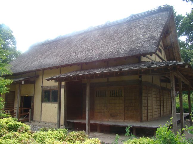 No Japão, a madeira foi um material essencial na arquitetura tradicional (casas minka), sendo usada em templos e casas devido à sua resistência a terremotos.