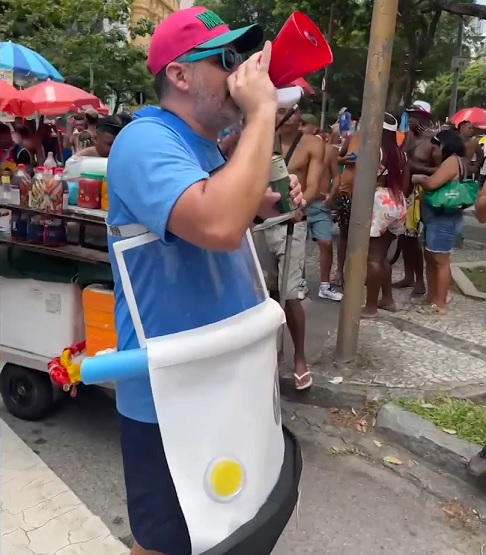 Quando as pessoas me veem e percebem que sou uma Kombi, começam a rir e cutucar os amigos: 'Olha, é a Kombi do ferro-velho!' E todo mundo, caramba, ela passa na minha casa, revelou.