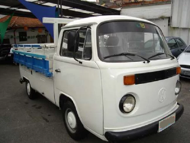 A Kombi rapidamente se tornou popular no Brasil por várias razões. Uma delas era sua versatilidade e a possibilidade de ser usada como van de passageiros, furgão de carga, ambulância, veículo escolar, e até mesmo como base para lanchonetes móveis.