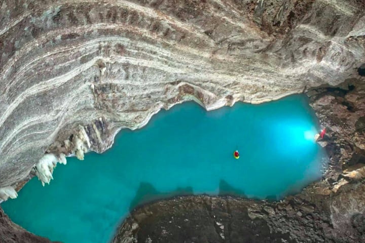 Cientistas da República Tcheca descobriram o maior lago de água quente subterrâneo já conhecido, localizado na Albânia, no sudeste da Europa.