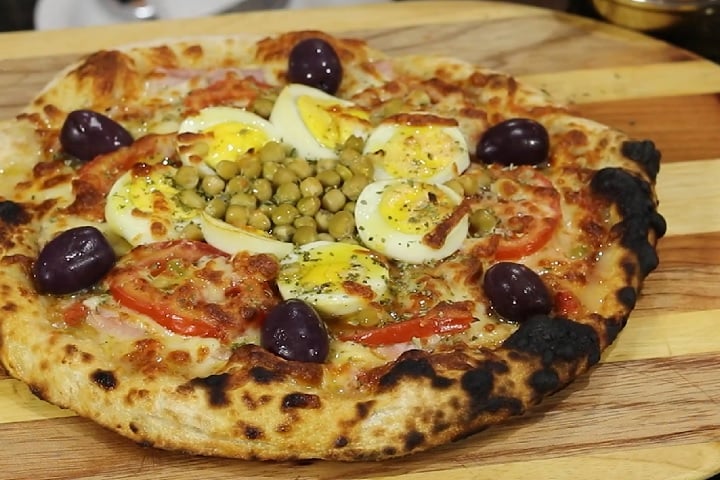 3º) Portuguesa (51% dos pedidos): Ao contrário do que o nome pode sugerir, não tem origem em Portugal, mas sim no Brasil. O nome provavelmente foi inspirado no uso de ingredientes comuns na culinária portuguesa, como presunto, ovos, cebola e azeitonas.