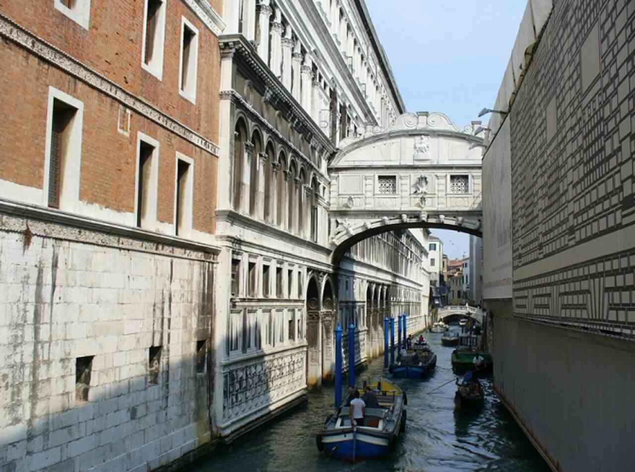 Ponte dos Suspiros (1600): Conecta o Palácio Ducal às antigas prisões e recebeu seu nome porque os prisioneiros suspiravam ao ter sua última visão de Veneza antes da prisão