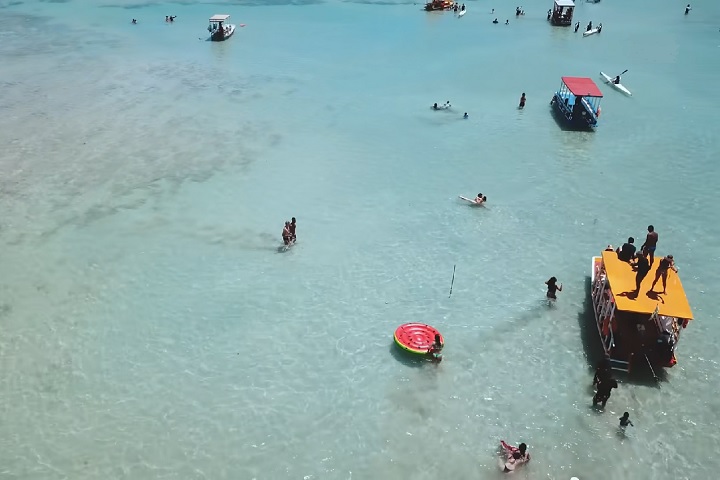 Os recifes de corais atuam como barreiras naturais, ajudando a conter o mar e formando piscinas naturais, que se tornam atrações para os turistas.