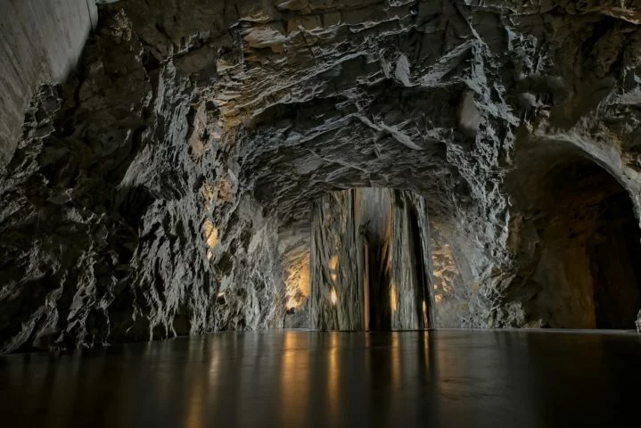 A descoberta de um lago gigantesco, aquecido e oculto dentro num abismo rodeado por cavernas inexploradas pode parecer uma trama de filme, mas a história é real.