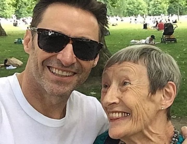 Sobre a sua família de origem, Hugh revelou em 2023 que decidiu fazer terapia para tratar do trauma de ter ficado sem a mãe quando era criança. Grace foi embora ao se separar do marido.