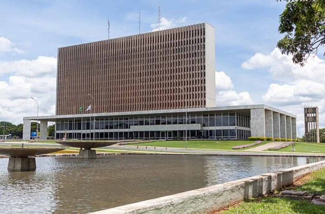 A sede do Governo do Distrito Federal é o Palácio do Buriti. Inaugurado em 1969, ele tem o nome da planta que é símbolo de Brasília.