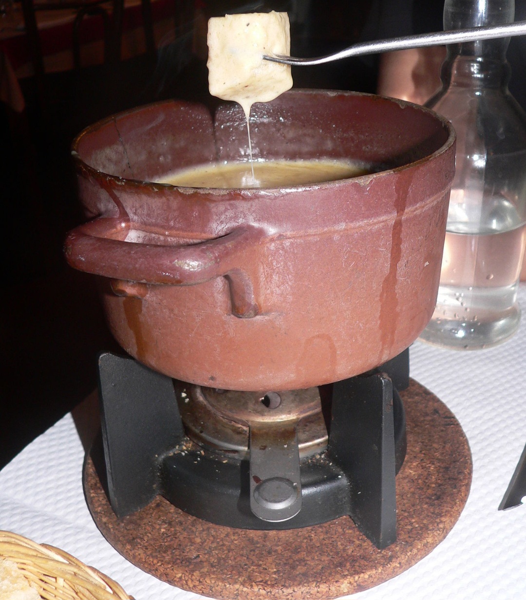 Além disso, existe a tradição do Le coup du milieu, que consiste em beber uma dose de kirsch (conhaque de cereja) no meio da refeição para auxiliar na digestão.