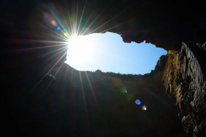 Ao investigar, encontraram um abismo com mais de cem metros de profundidade, que levava a um sistema de cavernas com águas termais.