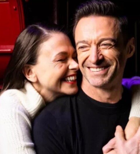 Jackman e Foster tornaram o romance público após especulações que se estenderam por meses. Houve até boatos de que o envolvimento entre eles teria começado quando o ator ainda estava casado com a atriz Deborra-Lee Furness, união que durou 27 anos. 

