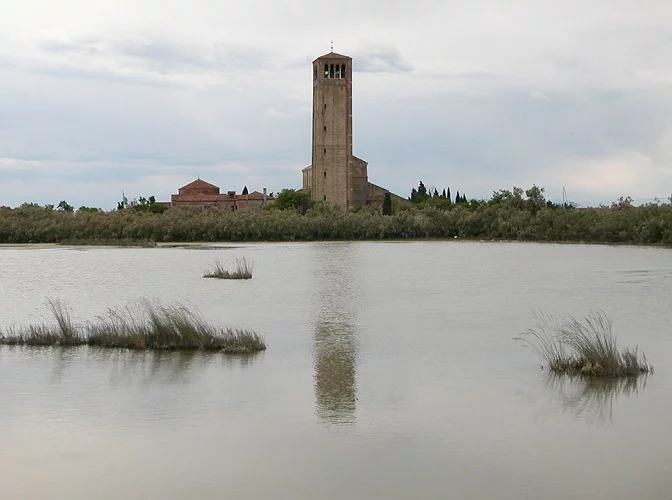 Torcello (século V): Uma das ilhas mais antigas de Veneza, com a Catedral de Santa Maria Assunta e seus mosaicos bizantinos do século XI. É considerada o berço da civilização veneziana