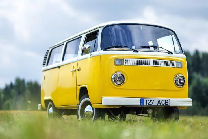 Além de ter virado símbolo de uma fantasia de Carnaval, a Kombi tem um lugar especial no coração dos brasileiros. Conheça a história deste veículo tão amado!
