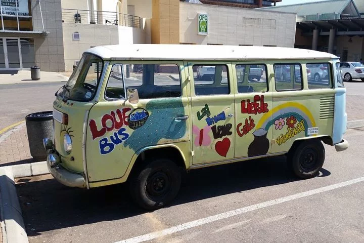Durante décadas, a Kombi foi uma opção acessível para muitas famílias e pequenos empresários, o que contribuiu para ampliar sua circulação e fama.