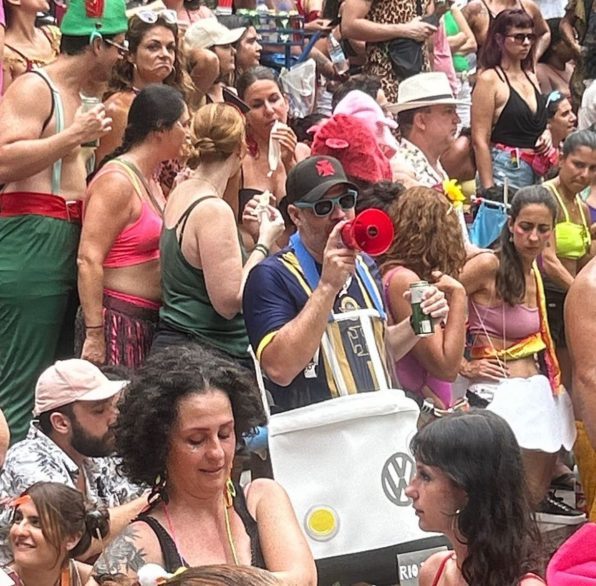 O fisioterapeuta de Botafogo Marcello Ferreira se transformou, com direito a megafone e a tradicional música gospel desse ferro-velho que ficou famosa em alguns bairros da cidade.