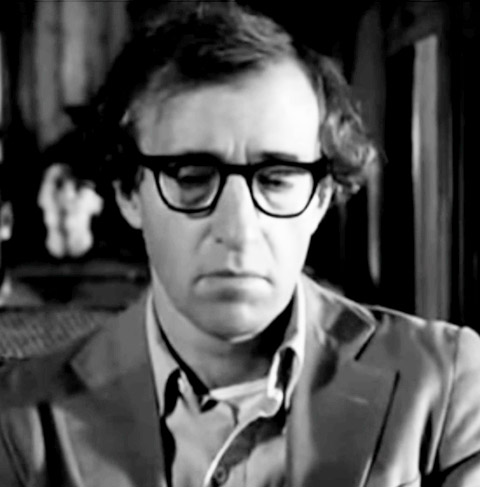 O cineasta Woody Allen se tornou sinônimo de comédia sofisticada, introspecção urbana e uma boa dose de ironia. Muitos o idolatram, outros não gostam do estilo. E, em geral, sua via pessoal atrai a atenção e causa polêmica. 
