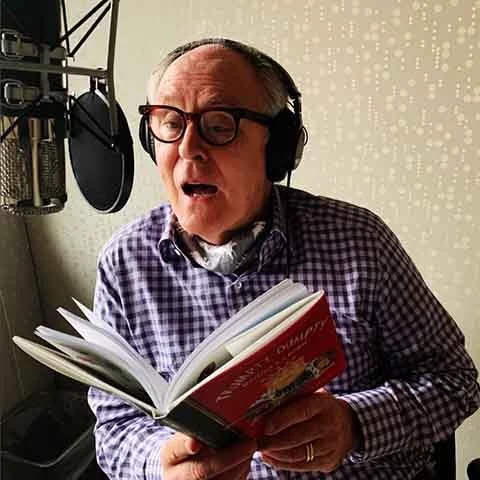 A tendência é a série ter sete temporadas, adaptando todos os livros de Rowling. “Por isso foi uma decisão tão difícil. Eu terei 87 anos na festa de encerramento, mas eu disse ‘sim’”, explicou.
