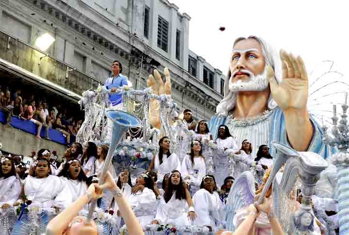 Última agremiação a se apresentar pelo Grupo Especial em 2011, a Beija-Flor realizou um desfile em homenagem ao cantor Roberto Carlos, que desfilou na última alegoria da escola. O enredo A Simplicidade de Um Rei foi desenvolvido pela Comissão de Carnaval da escola, levou a escola ao título.