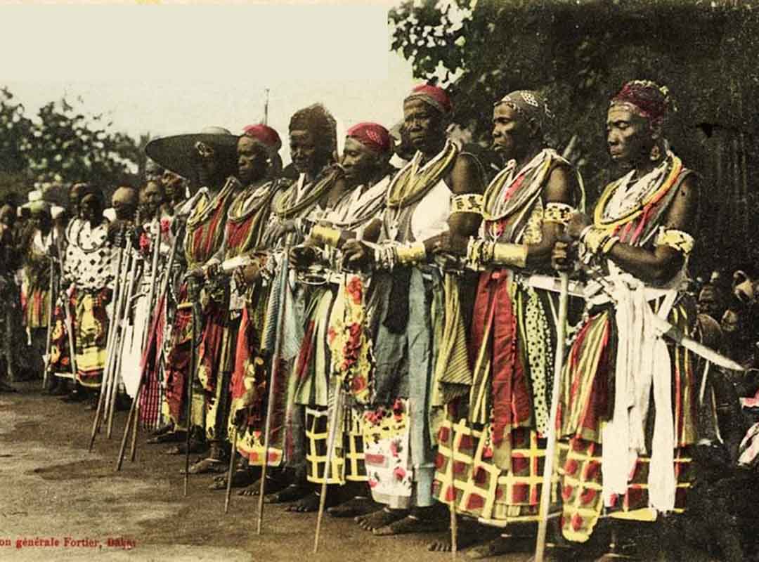 É representado por dois potes, um macho, encimado por pequenos chifres, e outro fêmea. Por também habitar algumas árvores, nos pés destas são postos seus símbolos. 