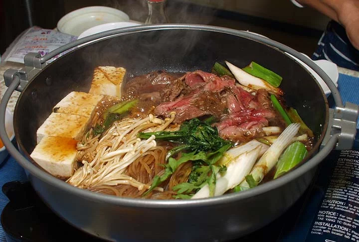 Sukiyaki: irmão do famoso Yakisoba, o Sukiyaki possui um caldo mais espesso. Típico do Japão, pode levar carnes (bovina e/ou suína) fatiadas, verduras, udon (macarrão japonês) e cogumelos (shiitake e shimeji).