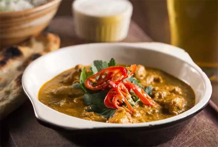 Curry indiano: a base para este prato é uma mistura de especiarias e ervas batidas em pilão. Famoso na Índia (pasta feita com cominho, canela, gengibre e cardamomo) e Tailândia (ingredientes frescos, como alho, gengibre e raiz de coentro), o curry pode ser incorporado ao iogurte natural ou leite de coco para marinar pedaços de frango, carnes ou peixe. 