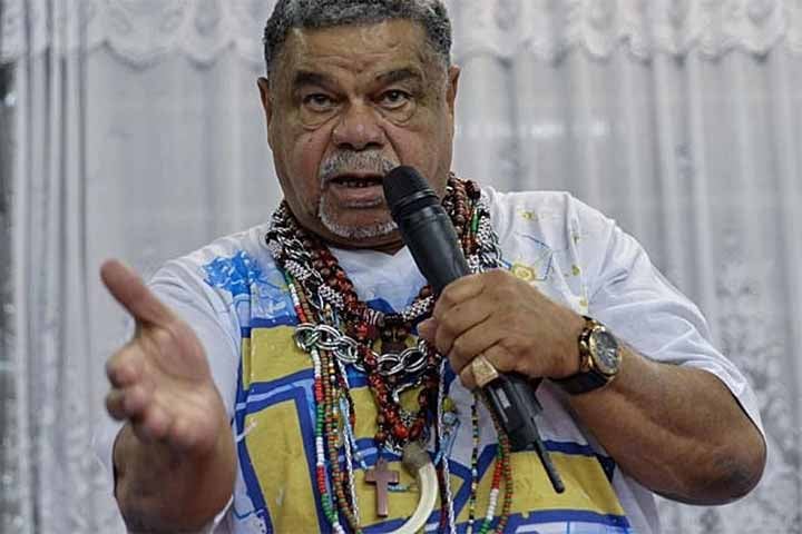 Na vermelho e branco da Tijuca, ocupou o cargo de diretor de harmonia até 1975. Foi então que o contraventor Aniz Abraão David, o Anísio, o contratou, juntamente com o eterno carnavalesco Joãozinho Trinta, para reforçar a Beija-Flor que, até então, era uma escola pequena, sem grandes resultados no Grupo Especial. 