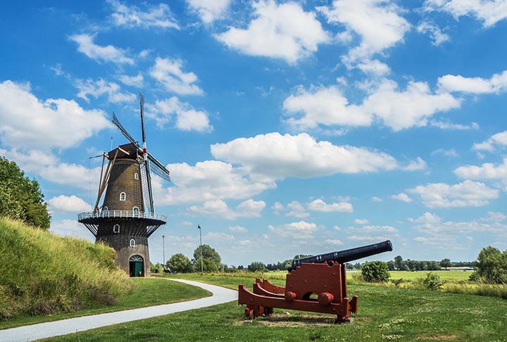 O “Molende Hoop” pertence ao município de Hellendoorn e sua construção, em 1854, foi planejada para moer grãos e transformá-los em farinha. A fábrica segue em funcionamento, mas não é possível visitá-la. Contudo, há no local uma loja que vende farinha para pão, além de mistura para biscoitos e bolos. 