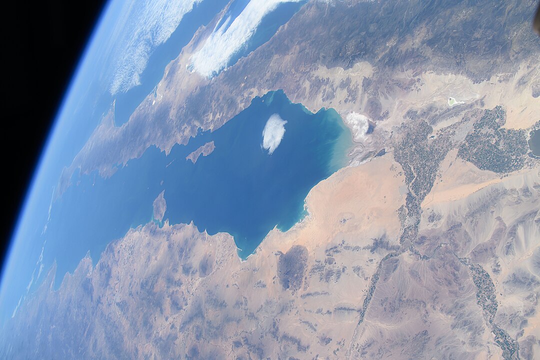 Os golfos costumam ser formados por processos naturais como erosão, movimento das placas tectônicas ou submersão de vales costeiros.