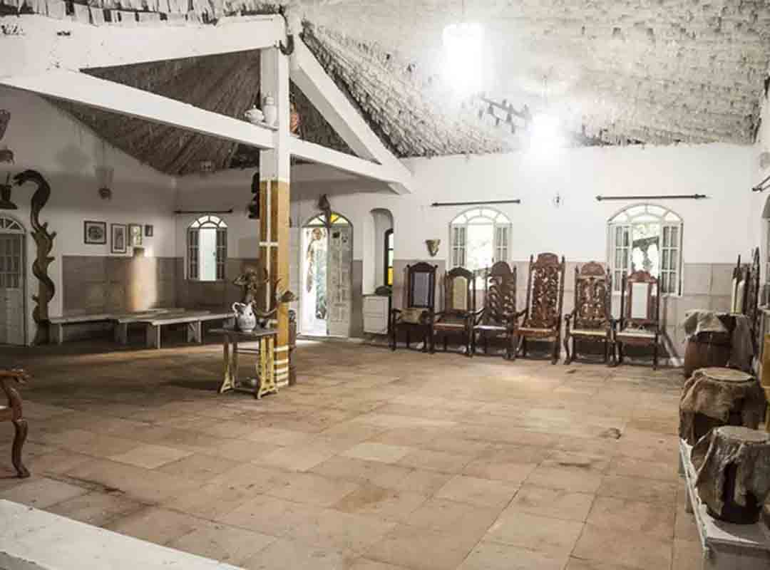 No samba da Viradouro, o termo alafiá refere-se à confirmação ou permissão pelos oráculos, indicando caminhos abertos para determinado empreendimento ou ação. Já Gu Rainha seria o Vodum no qual Ludovina Pessoa era iniciada, sendo uma variação do Vodum do ferro e da tecnologia