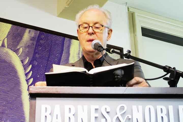 “Todos nós somos vulneráveis ​​à tentação. Ele era um cardeal, um sumo sacerdote da igreja, portanto ele se confessava. Era fascinante para mim ruminar se ele confessava alguma coisa na confissão”, declarou o ator a respeito do controverso personagem.

