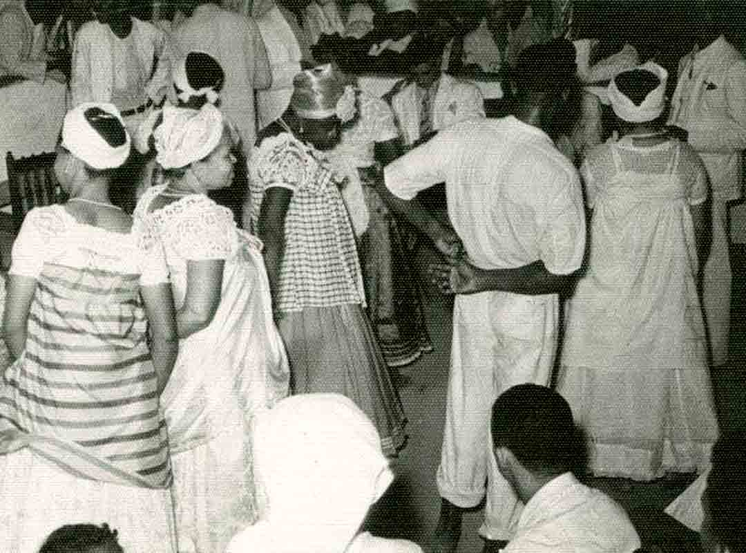 Com a relação entre mulheres e voduns, elas tornaram-se senhoras da cura, da fortuna, da fertilidade, das adivinhações, dosconselhos e do destino. Em Cachoeira, no terreiro do Seja Hundé, Ludovina foi o elo entre muitas das sacerdotisas ao estabelecer clãs e irmandades.