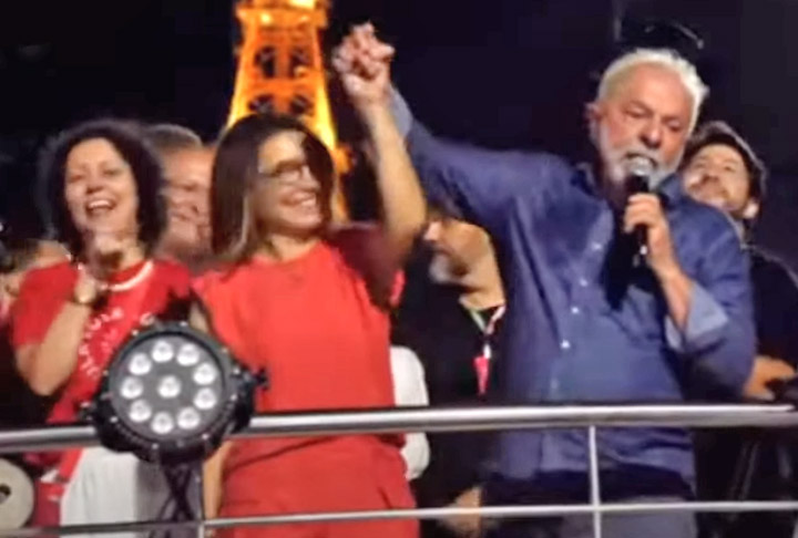 Embora já se conhecessem desde os anos 1990, Janja e Lula iniciaram um relacionamento durante as vigílias em apoio ao ex-presidente enquanto ele estava preso em Curitiba.