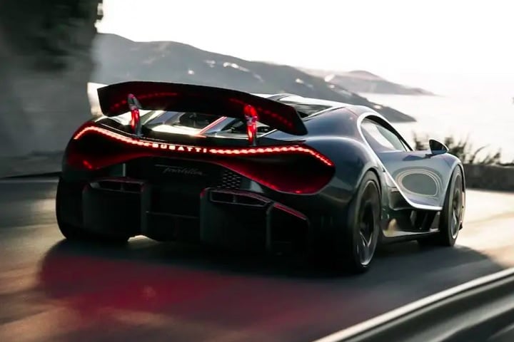 Equipado com um motor V16 de 1.800 cavalos, o Tourbillon vai de 0 a 100 km/h em apenas dois segundos e pode chegar a uma velocidade máxima de 445 km/h!