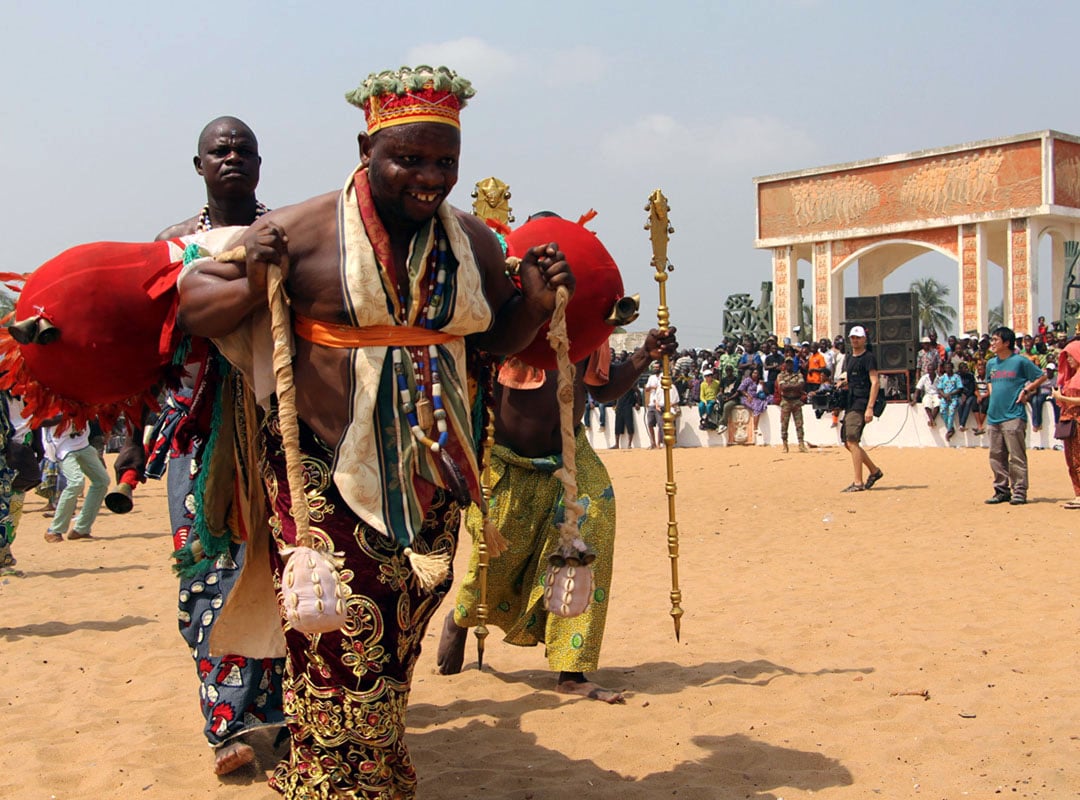 É entendido como símbolo da continuidade, riqueza, fortuna, força vital, movimento e tudo que é alongado. É tido como a serpente que morde a própria cauda, gerando um circuito fechado, e que sustenta a terra, impedindo que se desintegre. 