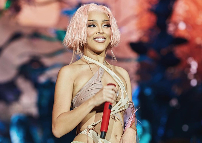 A Academia também anunciou outras performances, incluindo Doja Cat (foto), LISA do Blackpink, Queen Latifah e RAYE. Não foram dados detalhes sobre as apresentações.