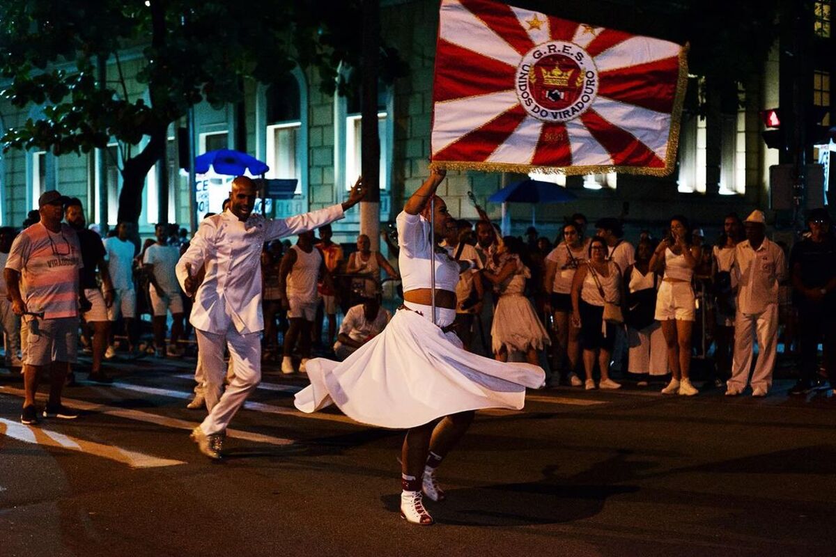 O culto às serpentes, portanto, realizado por diversas matrizes religiosas africanas, não é um bloco monolítico. A divindade das cobras irá aparecer como encantada, guerreira, cultuada, camuflada e manifestada por meio das cores do arco-íris.