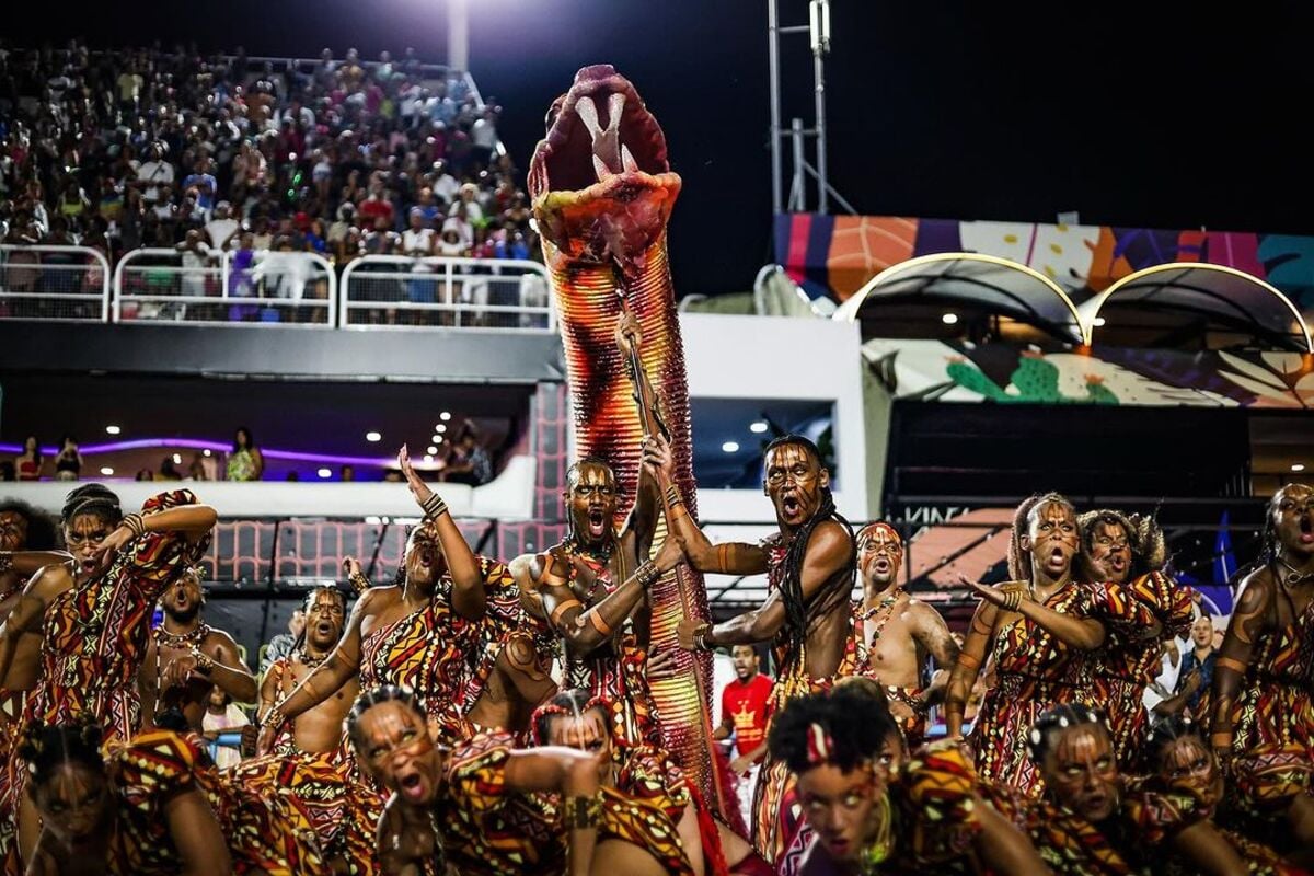 Na ideia do enredo, as escolas de samba se consolidam como linguagem artística que alcança imensa repercussão e é baseada na vivência comunitária e herança histórica. Elas têm responsabilidade com a representação do sagrado, neste caso os povos da diáspora.