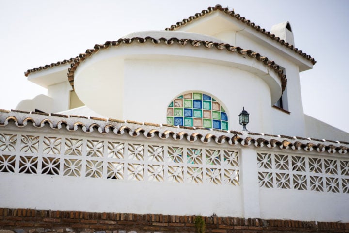 Pintura refletiva: tetos e fachadas recebem tintas térmicas que refletem a luz solar, diminuindo a transferência de calor para o interior.