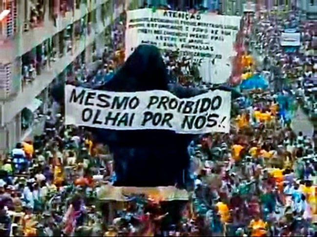 Na avenida, a Beija-Flor levou um desfile que marcou a história do carnaval com a emblemática imagem do Cristo mendigo, coberto por exigência judicial e trazendo a frase mesmo proibido, olhai por nós. A escola ficou com a segunda colocação, atrás da Imperatriz Leopoldinense, que trouxe como enredo: Liberdade, Liberdade, abre as asas sobre nós.