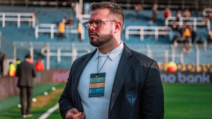 Alex Santiago, diretor de futebol da SAF do Fortaleza, no jogo Rosario Central x Fortaleza, no Gigante de Arroyito, pela Copa Sul-Americana 2024