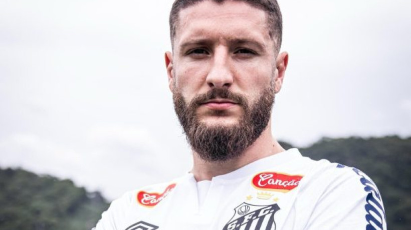 Volante se recupera de uma cirurgia na coluna e foi oficializado pelo Peixe nesta quarta-feira. É o 11º reforço para a temporada