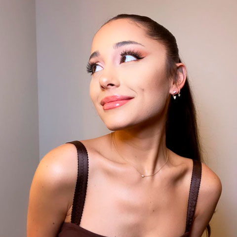 Ariana Grande é cantora, compositora e atriz. Ela nasceu em 26 de junho de 1993, em Boca Raton, Flórida. Tem 31 anos.