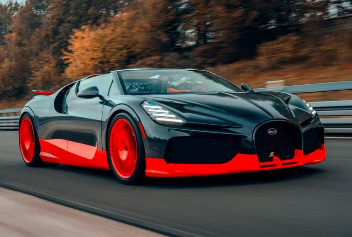 4º) Bugatti Mistral – R$ 30 milhões: Olha quem está aqui de novo: sim, a francesa Bugatti. Equipado com um motor W16 de quatro cilindros e 1.600 cavalos, o carro chama atenção pelo ronco do motor e alto desempenho.