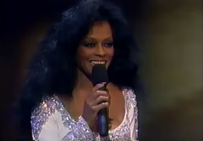 Para celebrar a data, a apresentação teve até participação do público: através de um telão, pessoas de cidades como Londres, Moscou, Buenos Aires, Sydney e Tóquio cantaram juntas os versos da famosa canção de Dorothy.